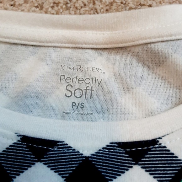 Kim Rogers Christmas Top 3/4 Sleeve Blue White Sz P/S Sparkly Green Wreaths - Picture 9 of 10